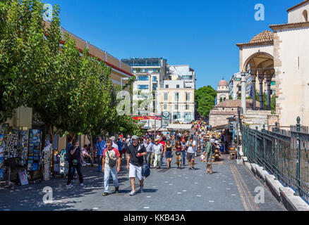 Areos Street in Richtung Monastiraki Platz (Platia Monastirakiou) mit der U-Bahn Station auf der linken Seite, Monastiraki, Athen, Griechenland Stockfoto