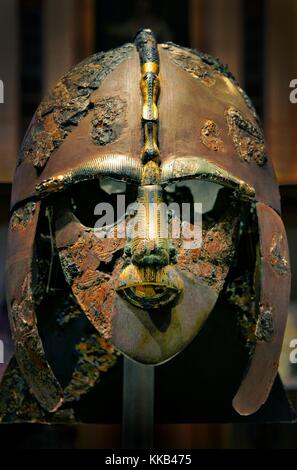 Sutton Hoo Helm ca. 625 AD. Vom frühen angelsächsischen Schiff Beerdigung nahe Woodbridge Suffolk. Im British Museum in London ausgestellt Stockfoto