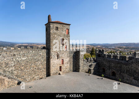 Blick auf die Wände und darüber hinaus das Schloss der Grafen, eine mittelalterliche Festung, im historischen Zentrum von Braganca, Portugal Stockfoto