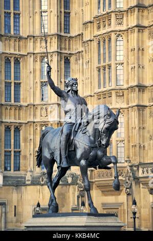 Die Statue von König Richard I. von England, Richard Löwenherz, außerhalb der Palast von Westminster, Houses of Parliament, London Stockfoto
