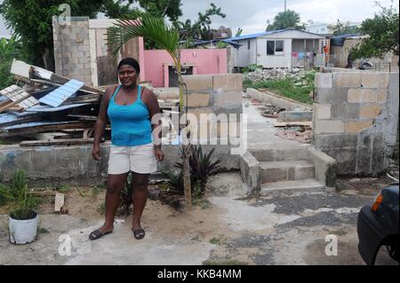 Eine Puerto-ricanische Einwohnerin steht vor den Überresten ihres beschädigten Hauses im Viertel Vistas del Oceano nach dem Hurrikan Maria vom 20. November 2017 in Loiza, Puerto Rico. (Foto von Steven Shepard über Planetpix) Stockfoto