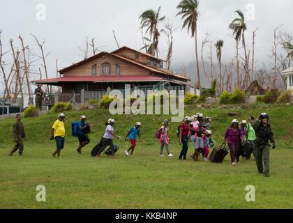 Seemänner der US Navy helfen Dominikanerinnen und Dominikaner während der Hilfsmaßnahmen nach dem Hurrikan Maria vom 25. September 2017 in Dominica zu evakuieren. (Foto: Taylor King Via Planetpix) Stockfoto