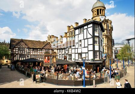 Stadtzentrum von Manchester. Die alte Wellington Inn (1552) und Sinclairs Oyster Bar in einem heillosen Durcheinander Platz. Corn Exchange Gebäude hinter Stockfoto