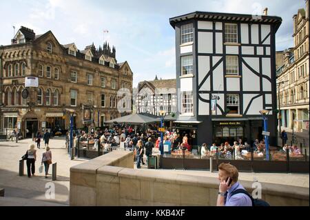 Stadtzentrum von Manchester. Die alte Wellington Inn (1552) und Sinclairs Oyster Bar in einem heillosen Durcheinander Platz. Kathedrale Bezirk Stockfoto