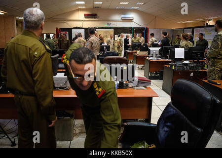 Premierminister Theresa ist Soldaten an der Combined Joint Operations Center (CJOC) in Bagdad, Irak eingeführt. Stockfoto