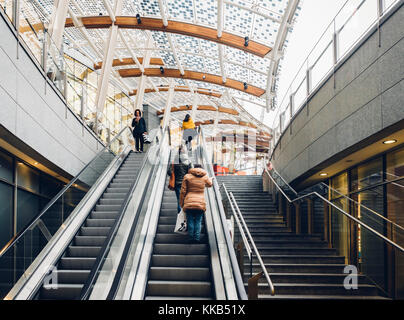 Mailand, Italien - Nov 29th, 2017: Fußgänger bei modernen Porta Nuova Viertel von Mailand, Italien Stockfoto