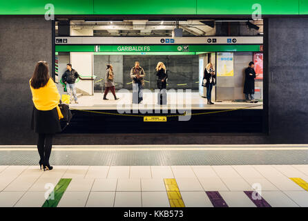 mailand, Italien - 29. November 2017: In der Metrostation Porta Garibaldi (M2) wartet eine italienische Frau in High Heels neben dem Bahnsteig Stockfoto