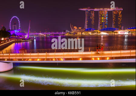 Singapur - Jan 14, 2017: Blick auf die Marina Bay Sands Resort und Singapore Flyer bei Nacht in Singapur. Stockfoto