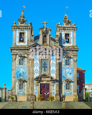 Ansicht der berühmten Kirche von Santo Ildefonso, die im 17. Jahrhundert erbaut wurde. Porto, Portugal Stockfoto