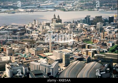 Stadtzentrum von Liverpool. West über die Lime Street Station, St. Johns Shopping Centre zum Liver Building und River Mersey, England. Stockfoto