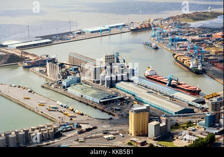 Die königliche Seaforth container Dock- und Hafenanlagen an der Mündung des Flusses Mersey nordwestlich von Liverpool, Merseyside, England. Stockfoto