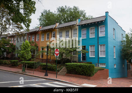 Bunte Wohnimmobilien gegenüber von der Georgetown University im historischen Viertel von Georgetown, Washington DC, USA. Stockfoto