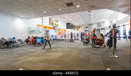 Auckland, Neuseeland - 27 November, 2017; Menschen, die auf Futter warten und Sitzecke Belegung im Flughafen Terminal zu erhalten Stockfoto