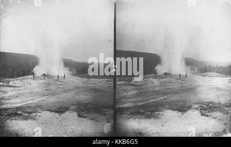 Stereograph des alttreuen Geysir im Upper Geyser Basin, Yellowstone National Park, Wyoming. Bild mit freundlicher Genehmigung von USGS. 1875. Stockfoto