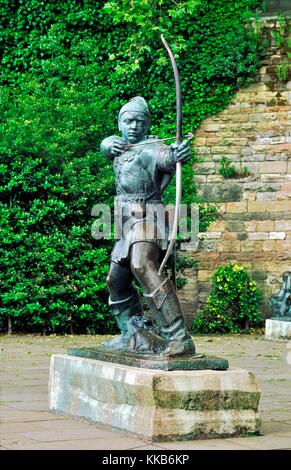 Robin Hood Statue unter Nottingham Castle Wände in Stadt Nottingham, Nottinghamshire, England. Englisch outlaw Volksheld Stockfoto