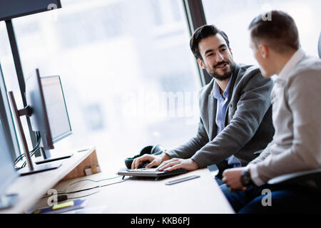 Bild von Geschäftsleute arbeiten am Computer zusammen Stockfoto