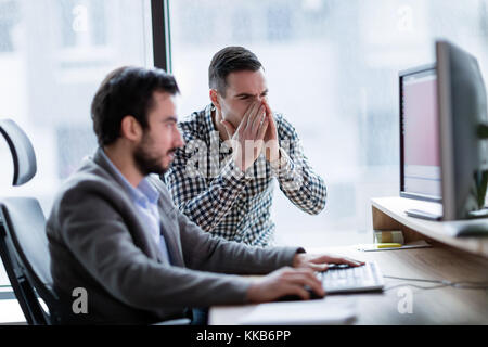 Mitarbeiter in Problem mit Computer im Büro Stockfoto