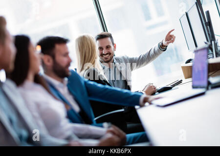 Bild von Geschäftsleute arbeiten am Computer zusammen Stockfoto