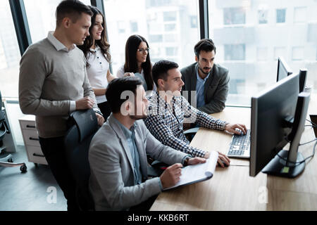 Bild von Geschäftsleute arbeiten am Computer zusammen Stockfoto