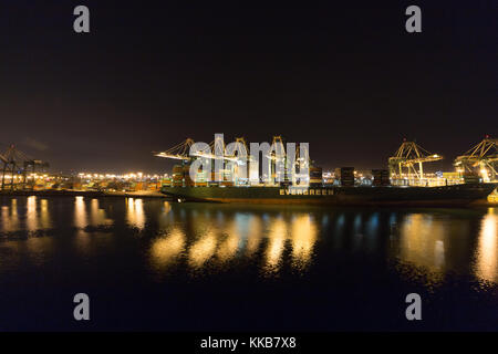 San Pedro, Los Angeles, Kalifornien, USA – 20. September 2017: Ein Evergreen-Frachtschiff legte im Hafen von Los Angeles an, um dort zu laden und zu entladen Stockfoto