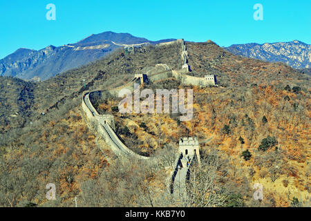Die Chinesische Mauer bei Mutianyu. Foto von einem Wachturm im Winter 2010. Wand Abschnitt während der frühen Ming Dynastie erbaut. Stockfoto
