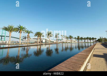 San Pedro, Los Angeles, Kalifornien, USA - 20. September 2017: Die Fanfare Fountains am Gateway Plaza im Hafen von Los Angeles. Stockfoto
