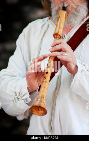 Italien, Lombardei, Crema, Mittelalter Festival, Männer, gekleidet in mittelalterlichen Kostüm Musikinstrument spielen Flöte Stockfoto