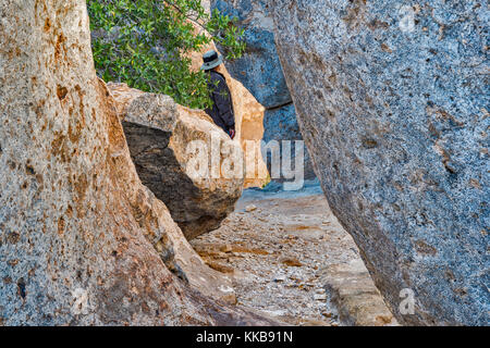 Wanderer auf der Suche durch Granit Felsformationen an der Stadt der Rocks State Park, New Jersey, USA Stockfoto