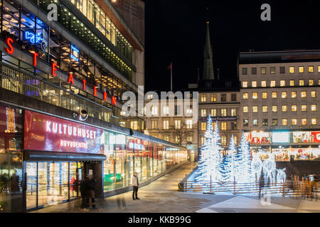 Stockholm, Schweden - 9. Dezember 2016: Nachtansicht über Sergels Torg mit Elchen und Bäume Skulpturen aus LED-Leuchten, die bei Weihnachten Meer Stockfoto