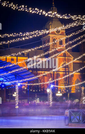 Stockholm, Schweden - 9. Dezember 2016: Nachtansicht über kungstradgarden Eislaufbahn und St. Jakob Kirche mit LED-Leuchten während Weihnachten dekoriert s Stockfoto