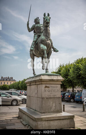 Statue von Bertrand du Guesclin auf dem Pferderücken, Dinan, Frankreich, Europa. Stockfoto