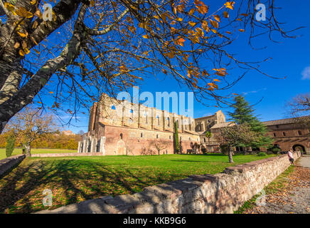 Abtei von Saint Galgano (Italien) - ein altes katholisches zisterzienserkloster in einem abgelegenen Tal der Provinz Siena in der Toskana. Danach brach das Dach zusammen Stockfoto