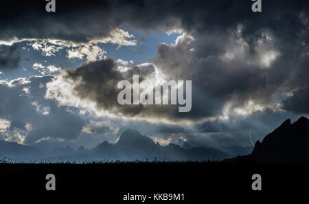 Sonnenstrahl vom Giau Pass. Stockfoto