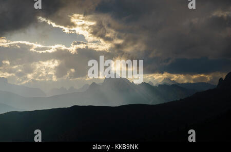 Sonnenstrahl vom Giau Pass. Stockfoto