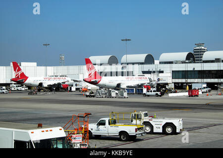 Virgin America Flugzeuge auf der Rollbahn gewartet wird die Vorbereitung für Abflug am Flughafen LAX in Los Angeles, Kalifornien, USA KATHY DEWITT Stockfoto