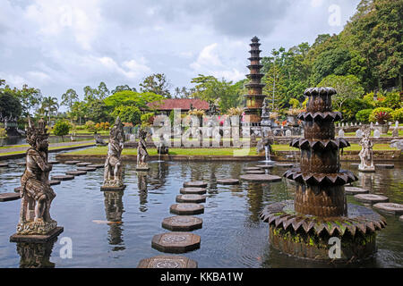 Teiche und Brunnen bei Tirta Gangga, ehemaligen königlichen Palast am Wasser ababi, karangasem in der Nähe von abang im Osten der Insel Bali, Indonesien Stockfoto