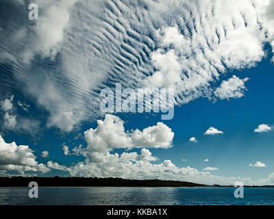 Eine spektakuläre inspirational Bunten bewölkt Meerwasser tropical Marine mit weißen altocumulus Wolkenbildung (aka. Makrele Himmel) Stockfoto