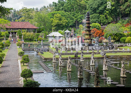 Teiche und Brunnen bei Tirta Gangga, ehemaligen königlichen Palast am Wasser ababi, karangasem in der Nähe von abang im Osten der Insel Bali, Indonesien Stockfoto