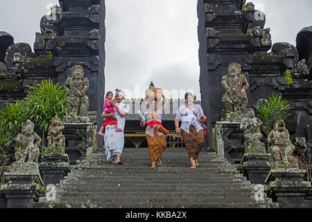 Indonesischer Touristen, Pura Besakih, der größte und heiligste Tempel der hinduistischen Religion auf Bali, an den Hängen des Mount Agung auf Bali, Indonesien Stockfoto