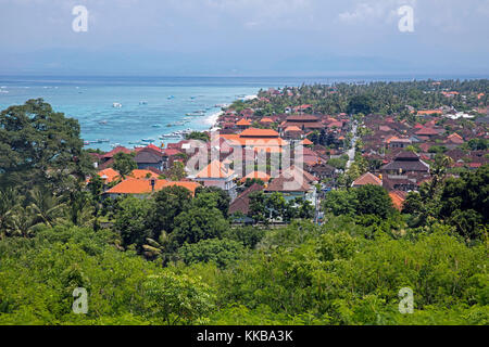 Luftaufnahme über den Küstenort Jungut Batu/jungutbatu auf der Insel Nusa Lembongan in der Nähe von Bali in Indonesien Stockfoto