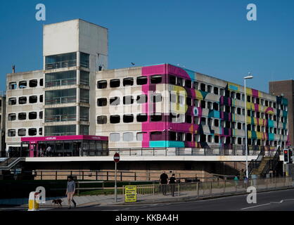 AJAXNETPHOTO. 2017. WORTHING, ENGLAND - Platzsparend - GRAFTON STREET MEHRSTÖCKIGES PARKHAUS IN DER STADT NACH DER FASSADE MALEREI. Foto: Jonathan Eastland/AJAX REF: GXR 172708 6793 Stockfoto