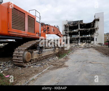 Ajaxnetphoto. 2017. Worthing, England. - Mgm Haus-marine und allgemeine gegenseitige Qualitätssicherung (MGM) Verwaltungsgebäude in heene Straße teilweise abgerissen, um Platz für neue Ruhestand Gehäuse zu machen. Foto: Jonathan Eastland/Ajax Ref: Gx 8171307 72 Stockfoto
