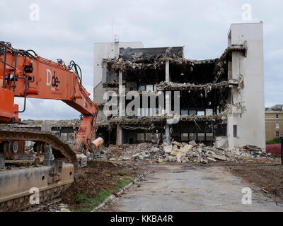 Ajaxnetphoto. 2017. Worthing, England. - Mgm Haus-marine und allgemeine gegenseitige Qualitätssicherung (MGM) Verwaltungsgebäude in heene Straße teilweise abgerissen, um Platz für neue Ruhestand Gehäuse zu machen. Foto: Jonathan Eastland/Ajax Ref: Gx 8171307 75 Stockfoto