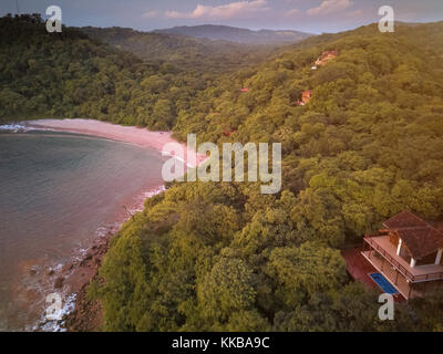 Sonnenuntergang in der Bucht von aquawellnest Antenne drone Ansicht Stockfoto