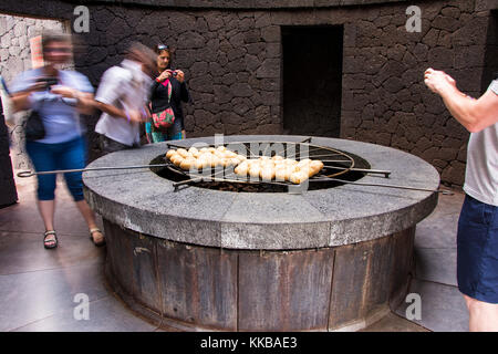 Kartoffeln kochen über der Lava Ofen bei Nationalpark Timanfaya Lanzarote Stockfoto