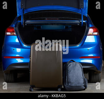 Füllen moderne Kofferraum mit Taschen. Laden leer blau Kofferraum Stockfoto