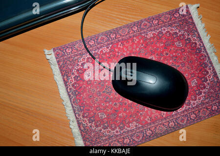 Computer Maus schwarz liegt auf der Matte auf dem Tisch. Stockfoto