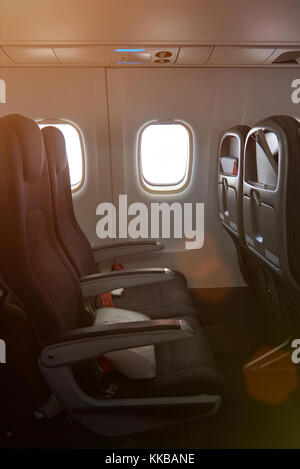 Flugzeug Sitz am Fenster innen. Moderne leder Plätze im Flugzeug Stockfoto