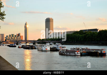 Fotos von London meist rund um die Themse und Westminster mit dem London Eye und die Houses of Parliament in Aussicht über die Landschaft. Stockfoto