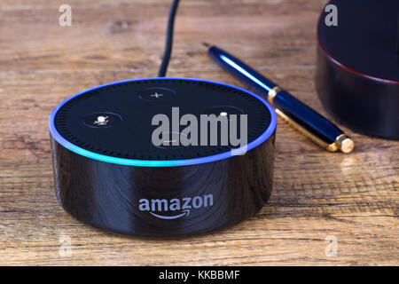 Amazon Echo dot, ein sprachgesteuertes Gerät mit Freisprechfunktion, das mit dem Alexa Voice Service verbunden ist Stockfoto